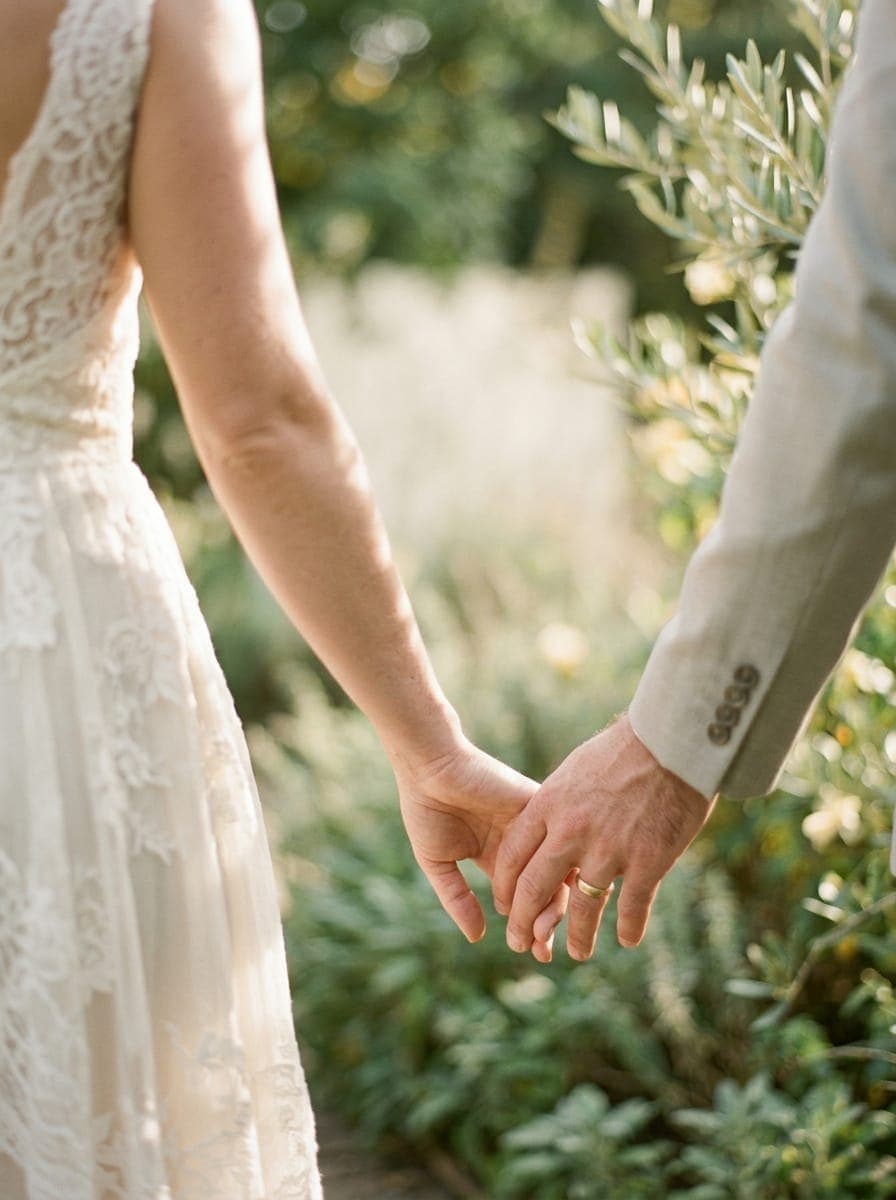 El ele tutuşan gelin ve damat