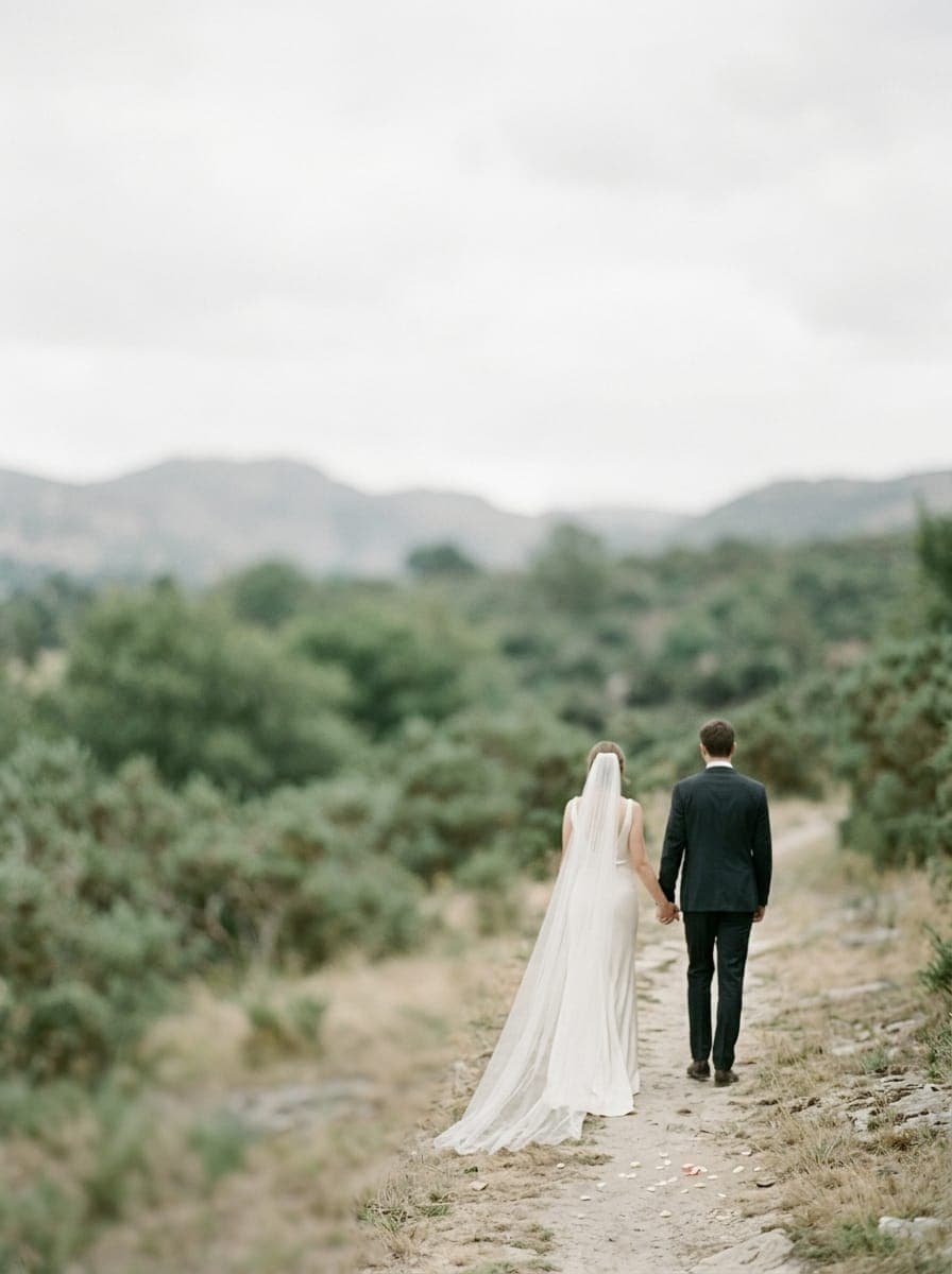 El ele tutuşan gelin ve damat